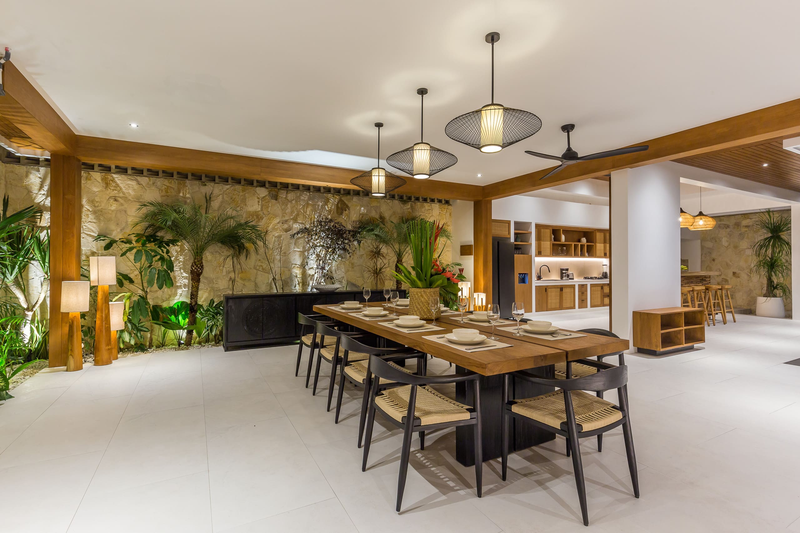 Space & Luxury 4BR • 15m Pool • BBQ • Staffed 16