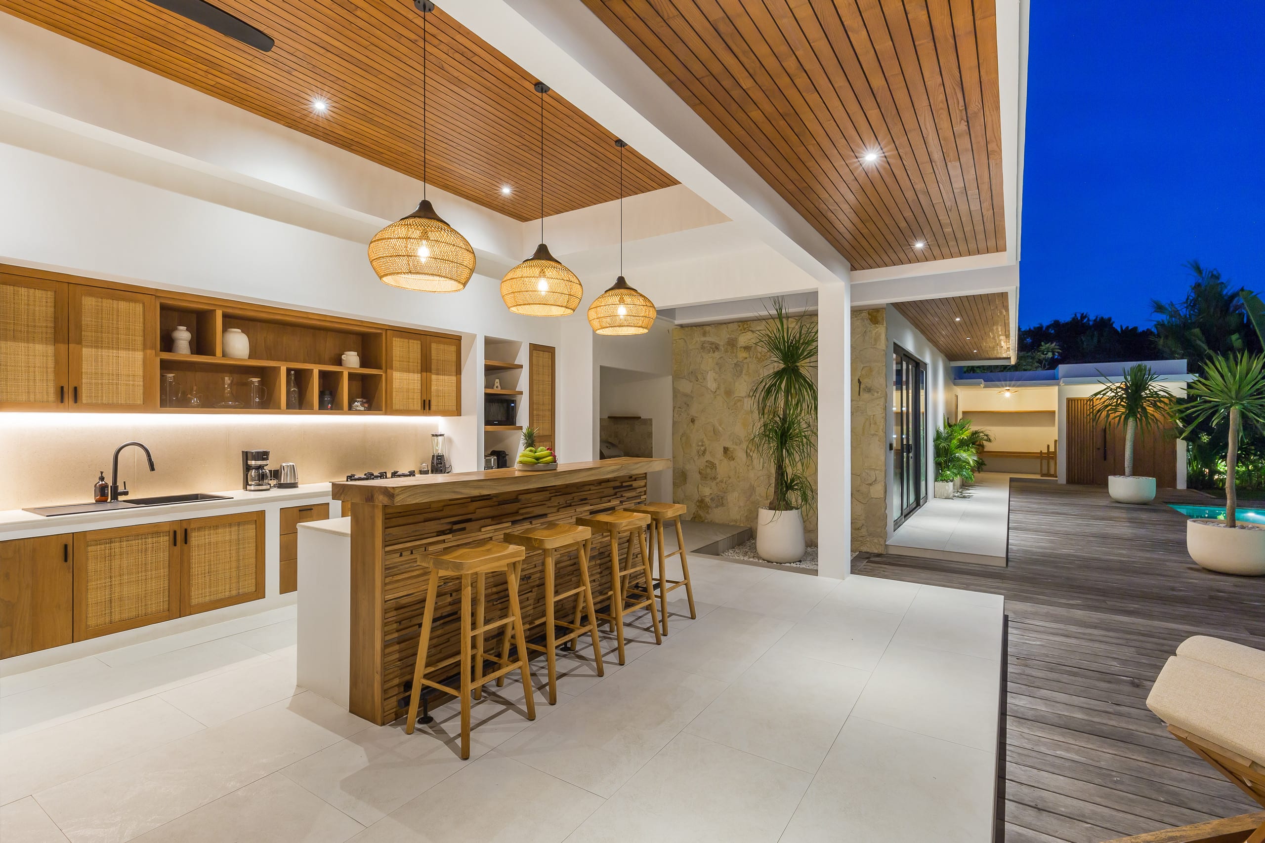 Space & Luxury 4BR • 15m Pool • BBQ • Staffed 15