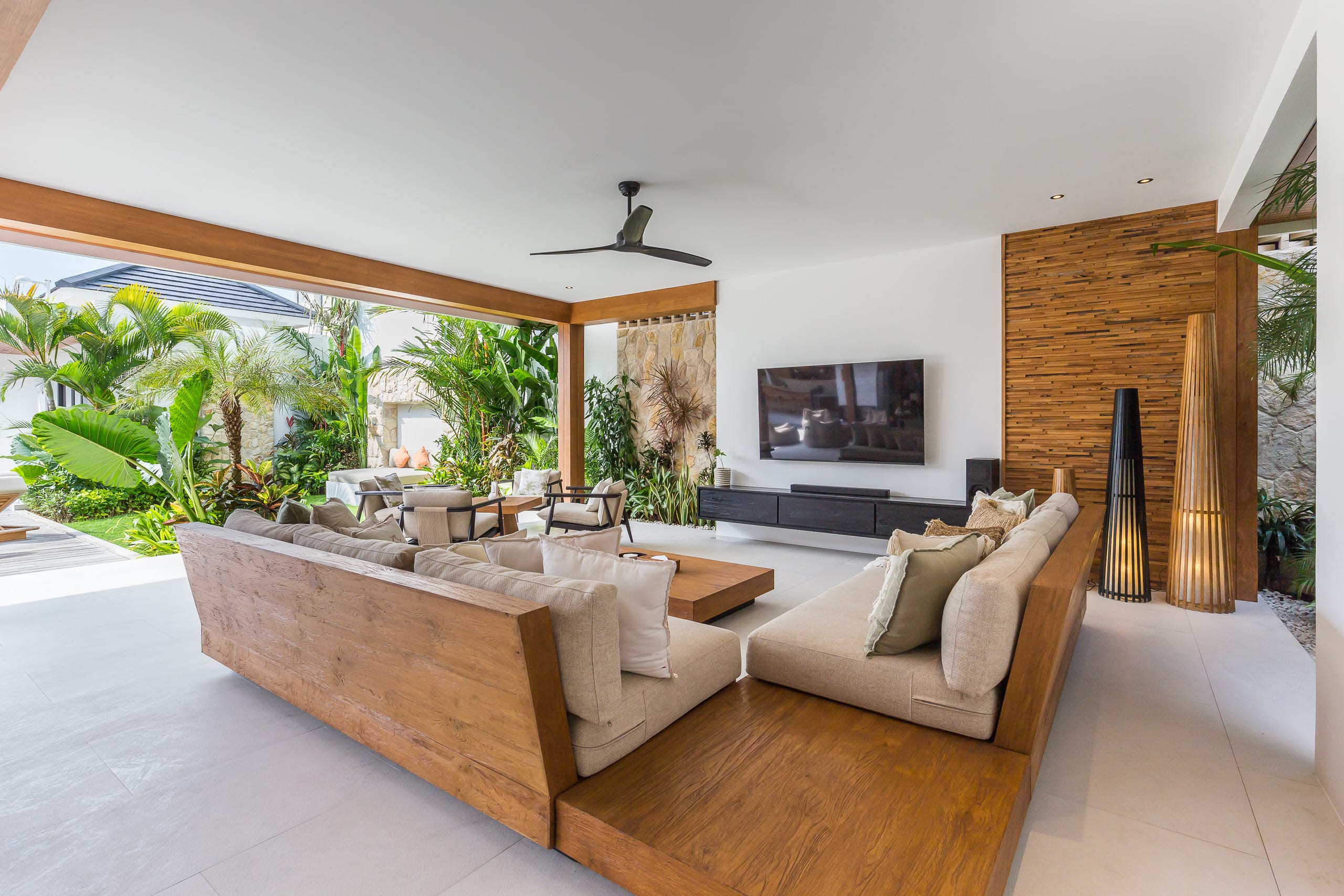 Space & Luxury 4BR • 15m Pool • BBQ • Staffed 10