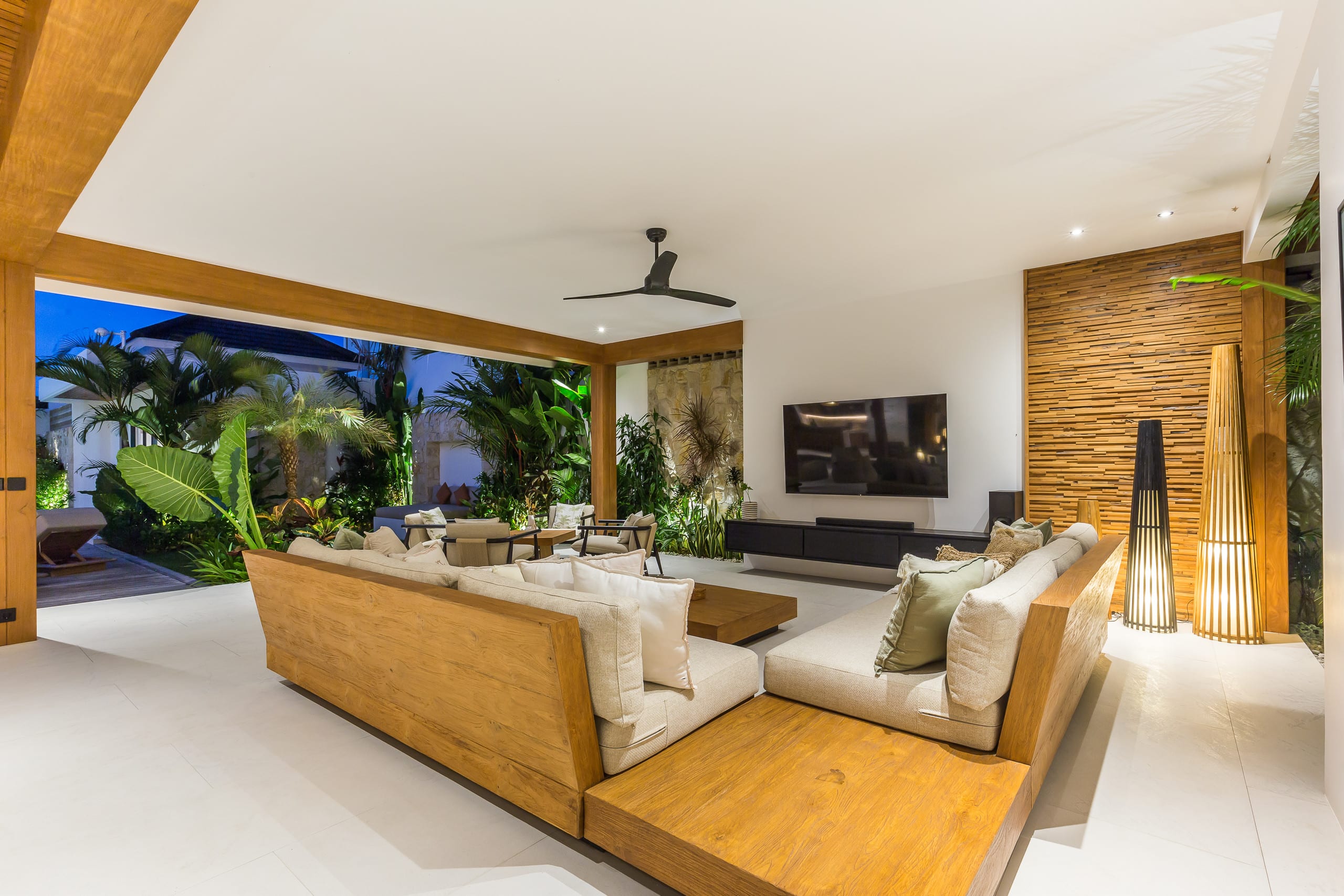 Space & Luxury 4BR • 15m Pool • BBQ • Staffed 7