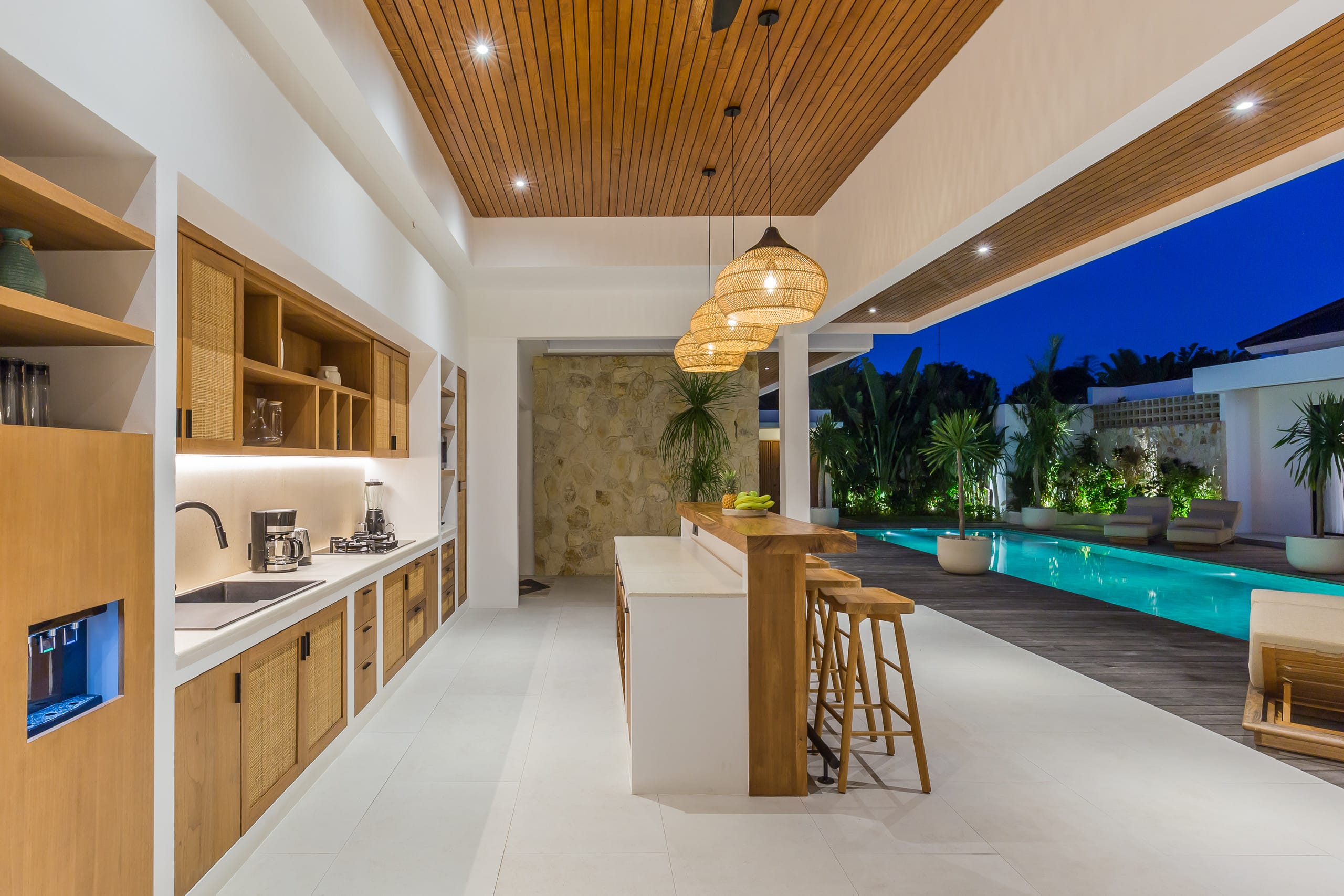 Space & Luxury 4BR • 15m Pool • BBQ • Staffed 11