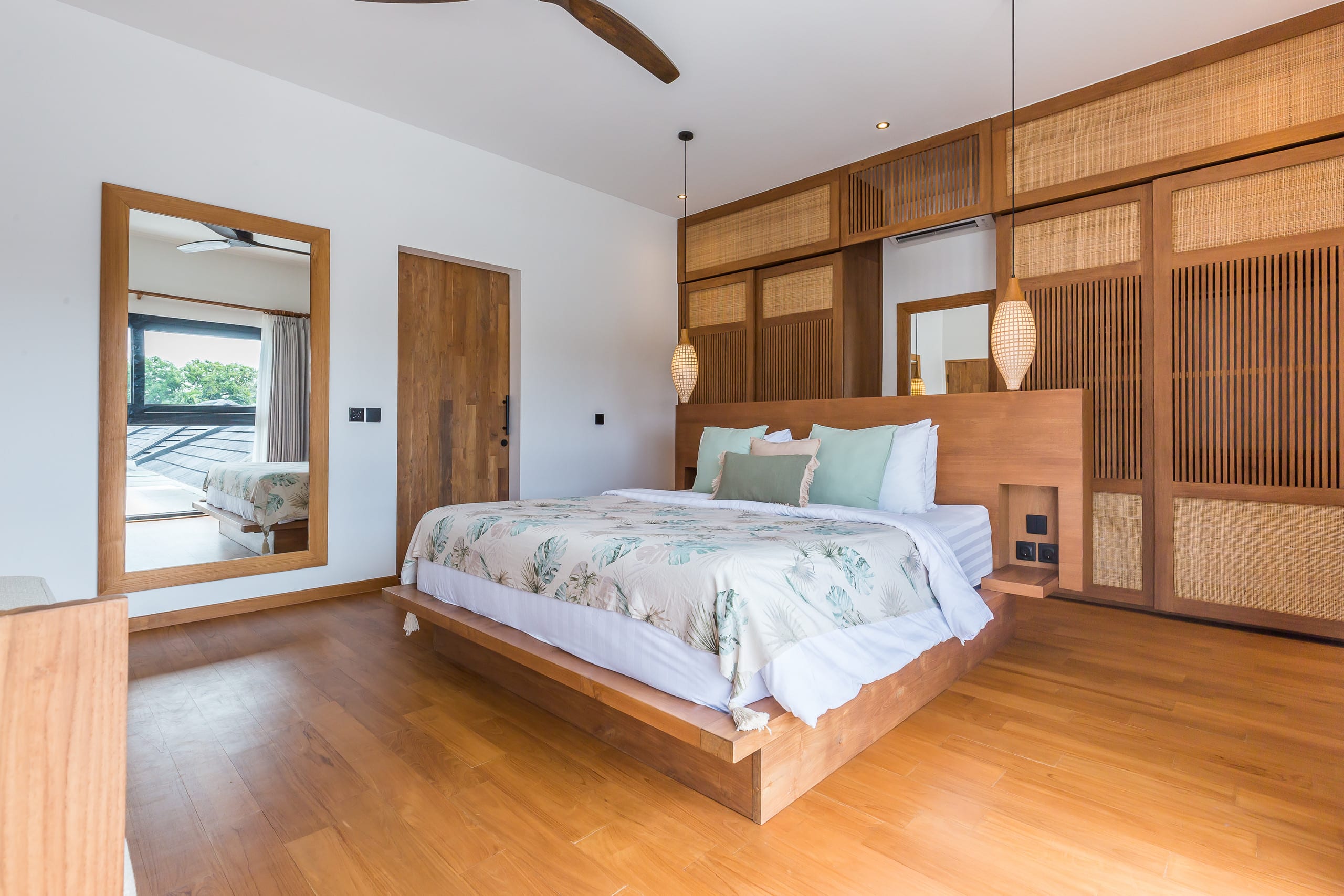 Space & Luxury 4BR • 15m Pool • BBQ • Staffed 17
