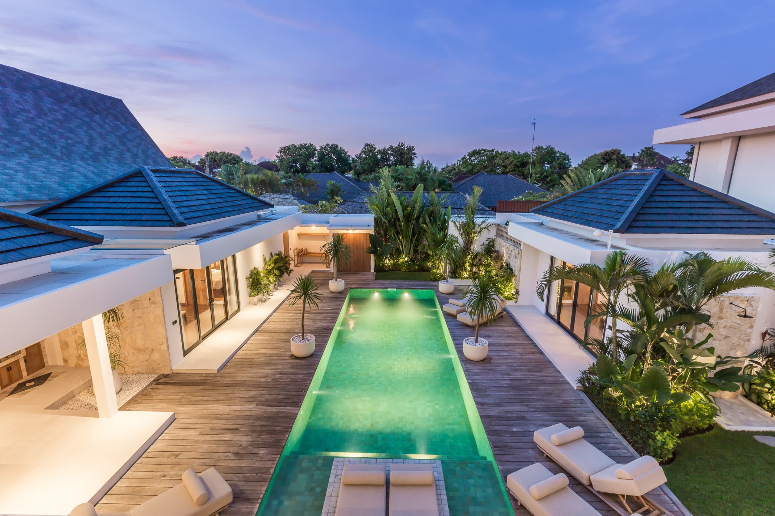 Space & Luxury 4BR • 15m Pool • BBQ • Staffed — photo 3