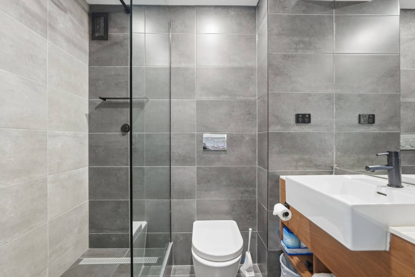 Private King Suite Hobart CBD 5