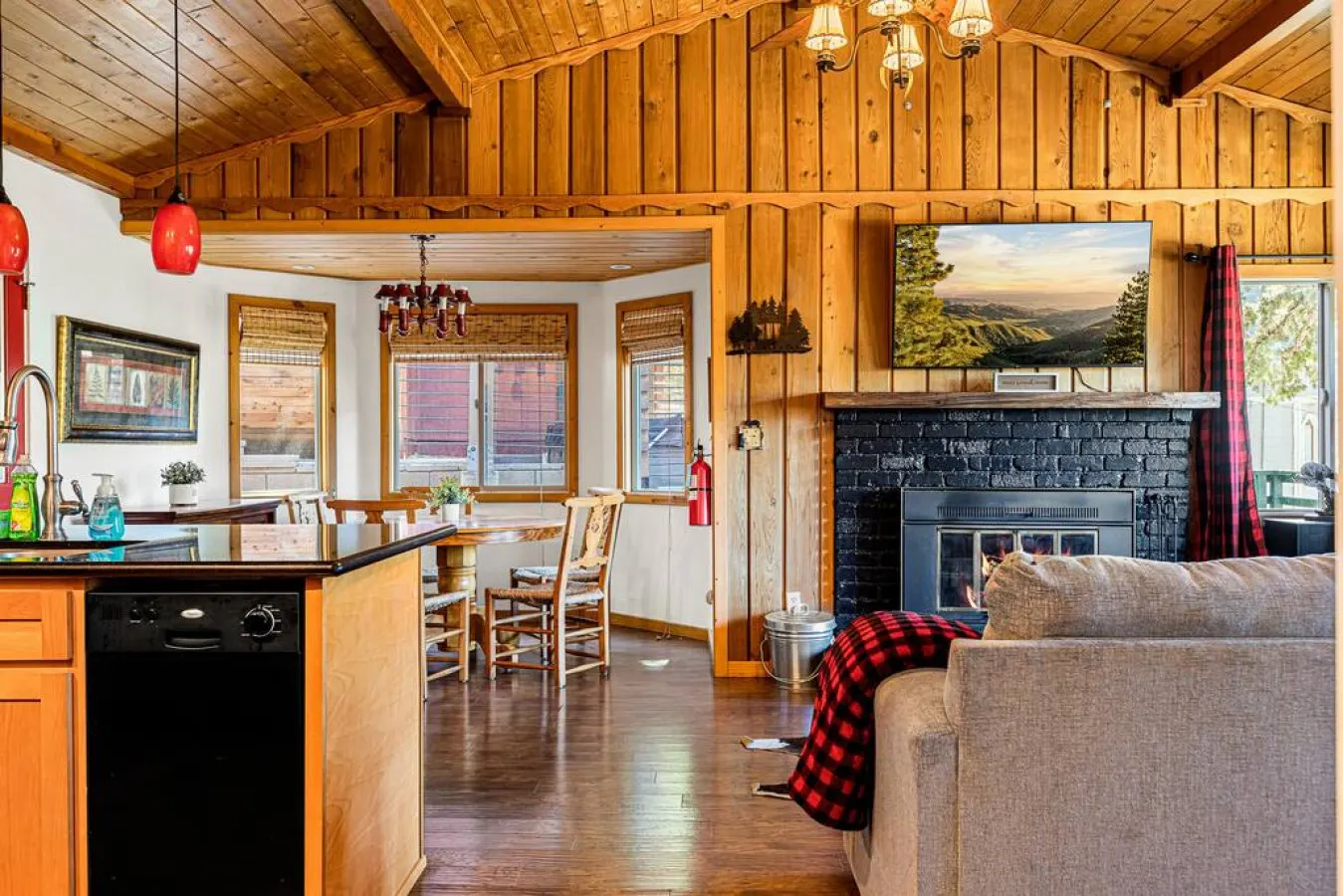 Hygge Frosk Breathtaking Views, Hot Tub & Deck 7
