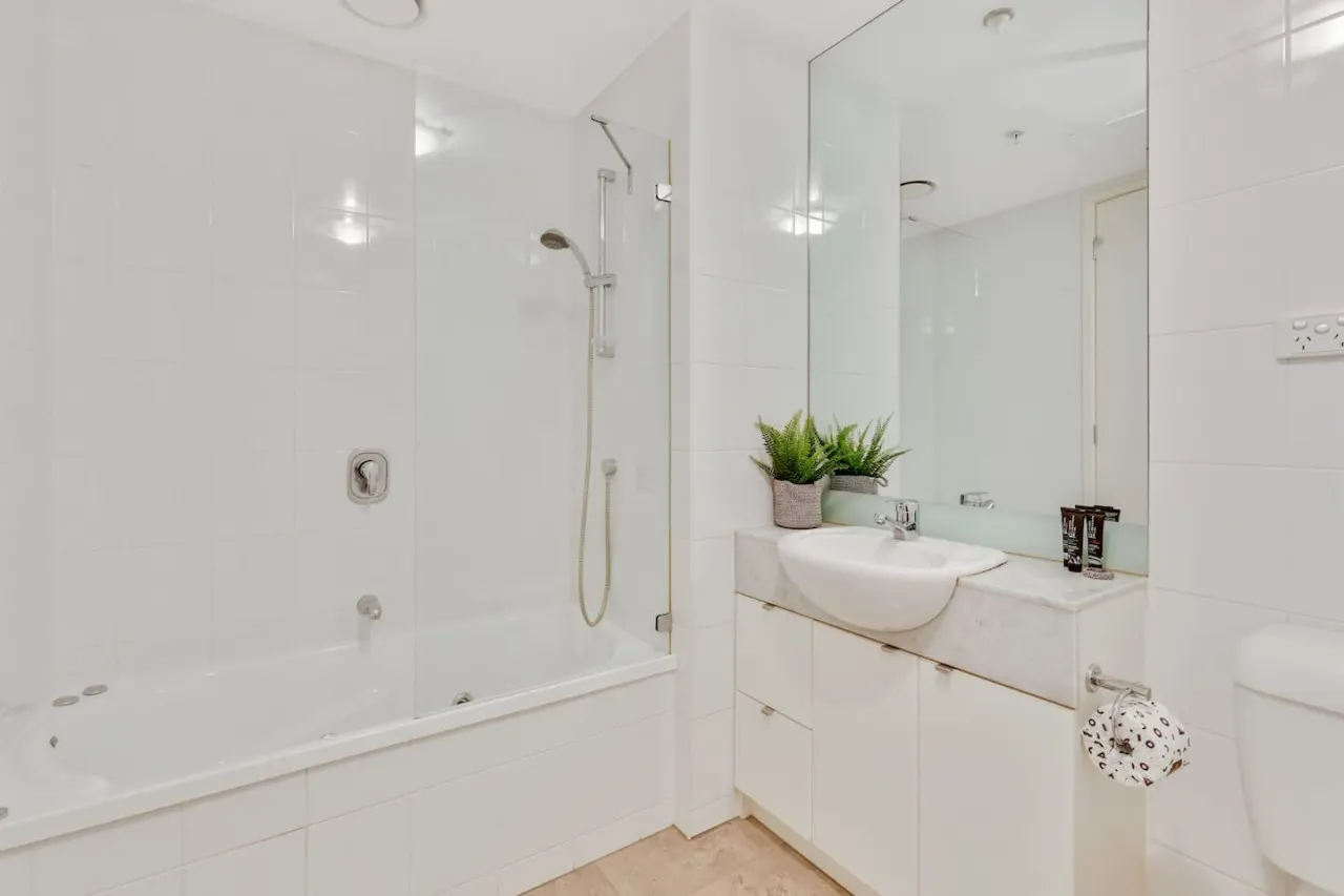 Allie- 2Bed/2Bath Huge Central CBD Home 17