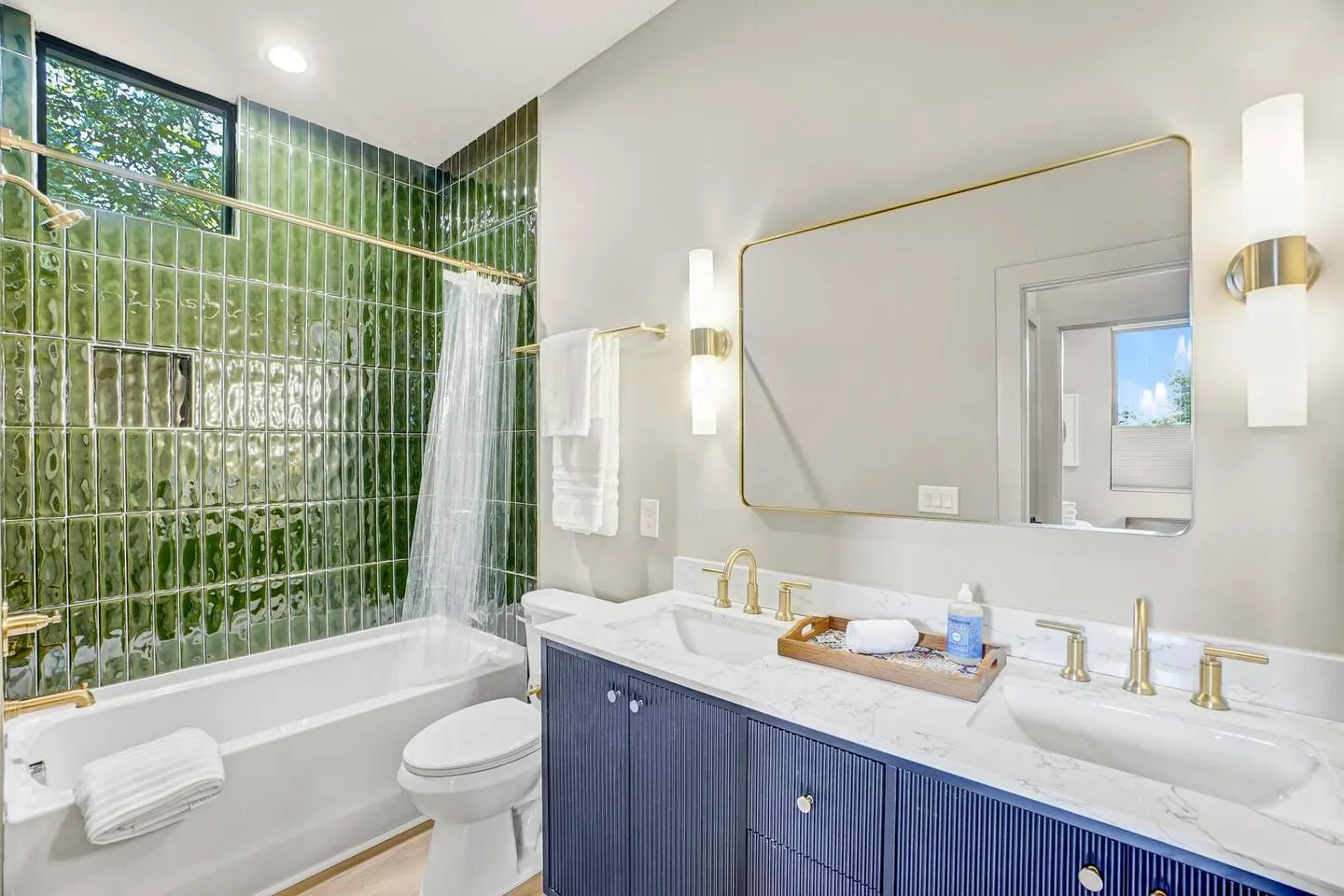 New Construction, King Bed, 1mile Downtown, Fenced 8