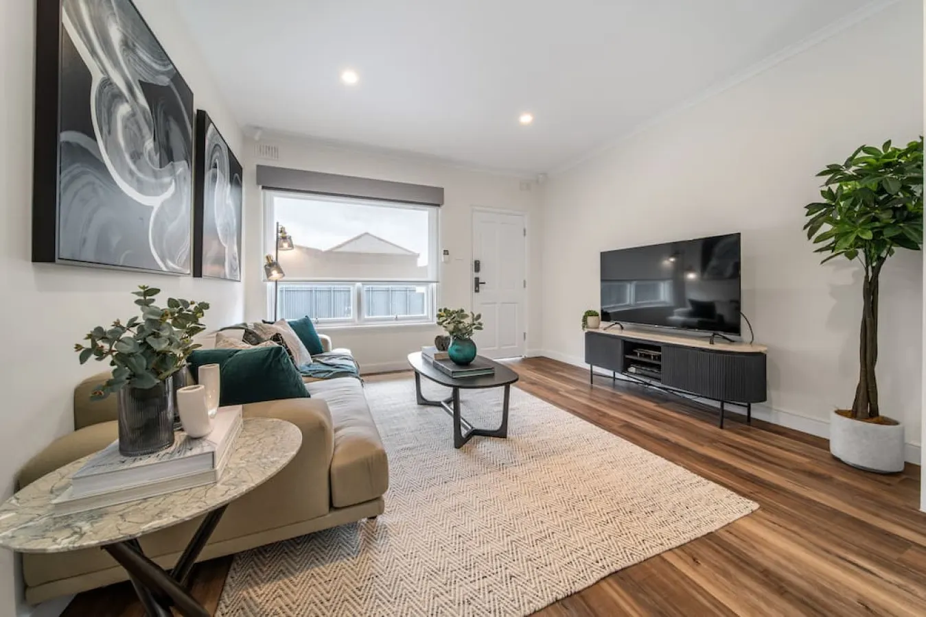 Two Tea House—Contemporary Courtyard Comfort 9