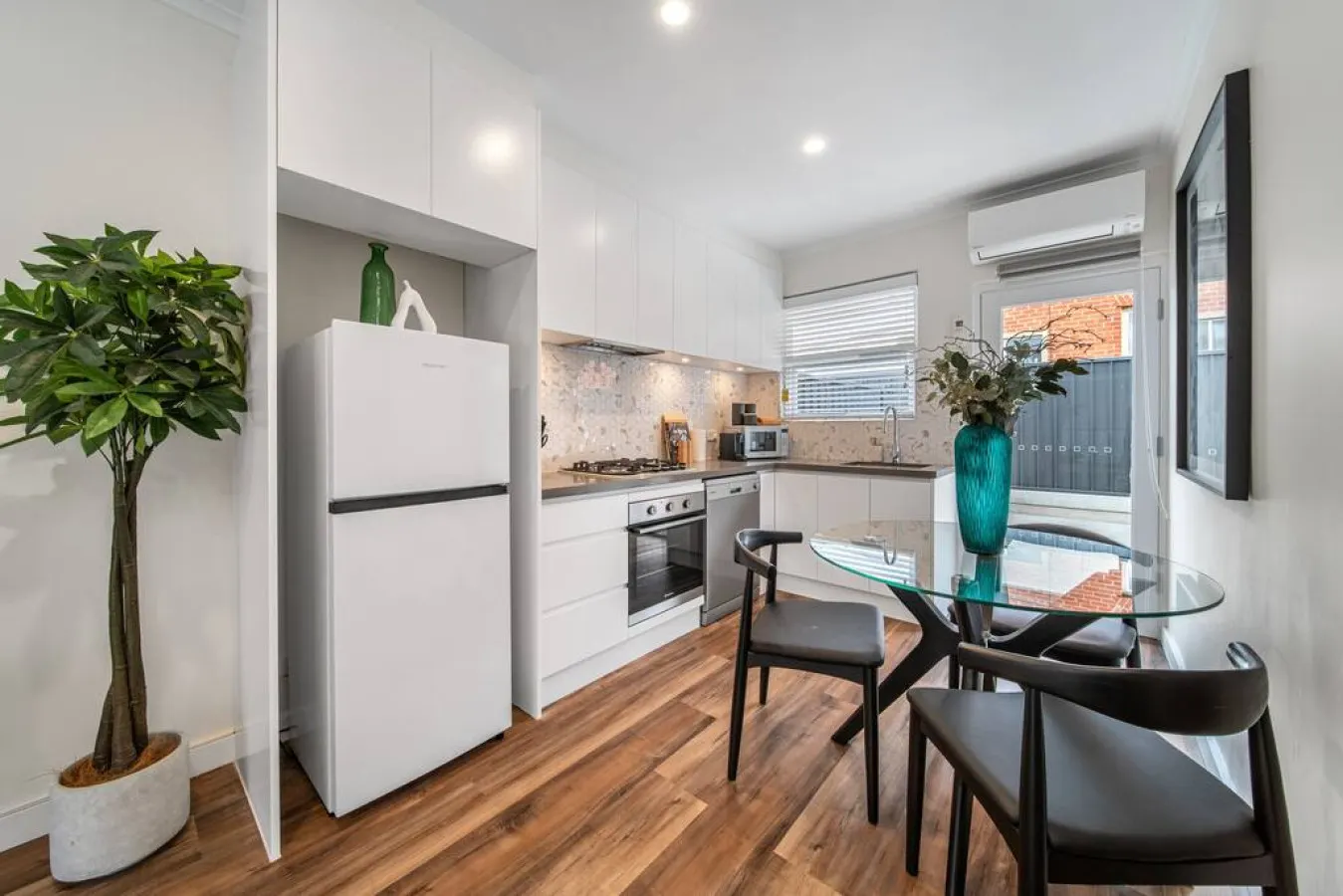 Two Tea House—Contemporary Courtyard Comfort 10