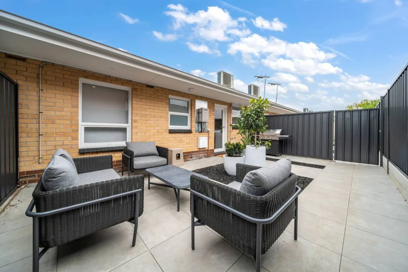 Two Tea House—Contemporary Courtyard Comfort 13