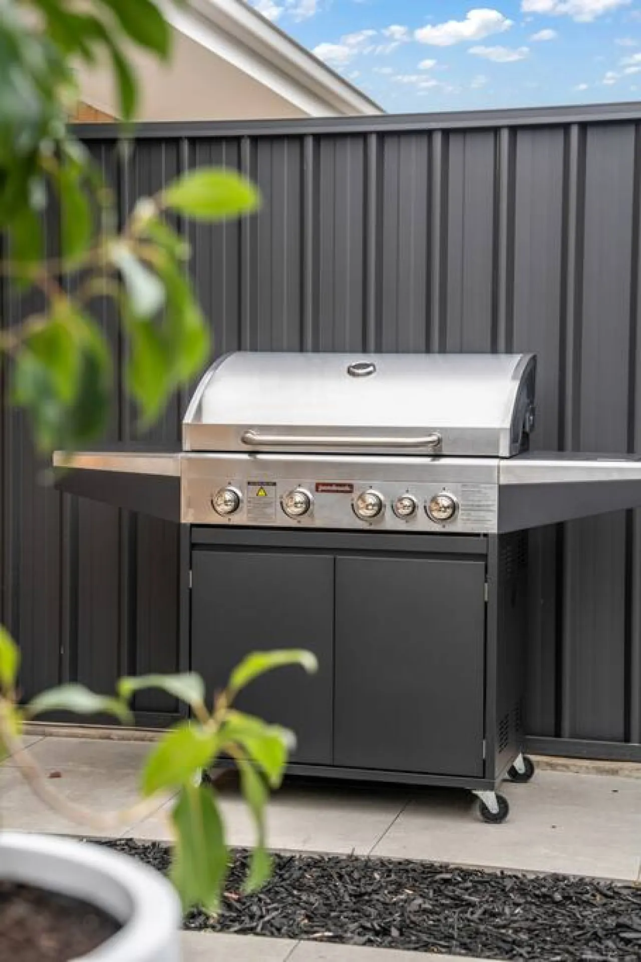 Two Tea House—Contemporary Courtyard Comfort 15