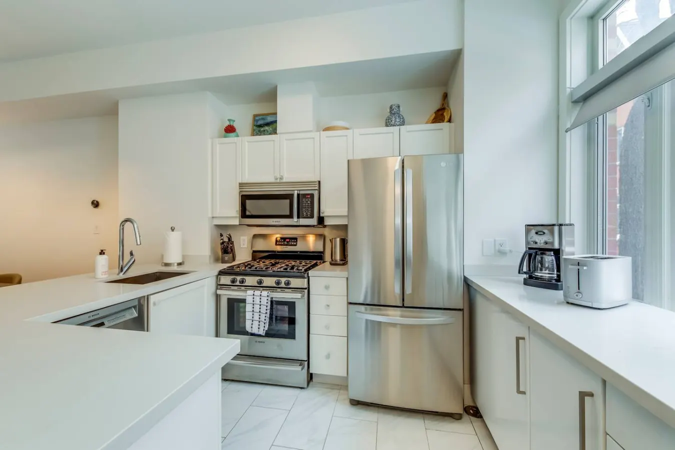 Modern Designer 3BR Townhome Work-Friendly 3
