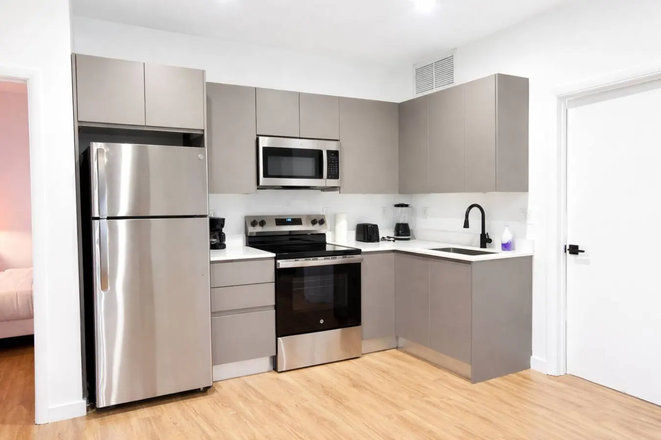 NEW Miami Getaway Near Everything Free Parking 5