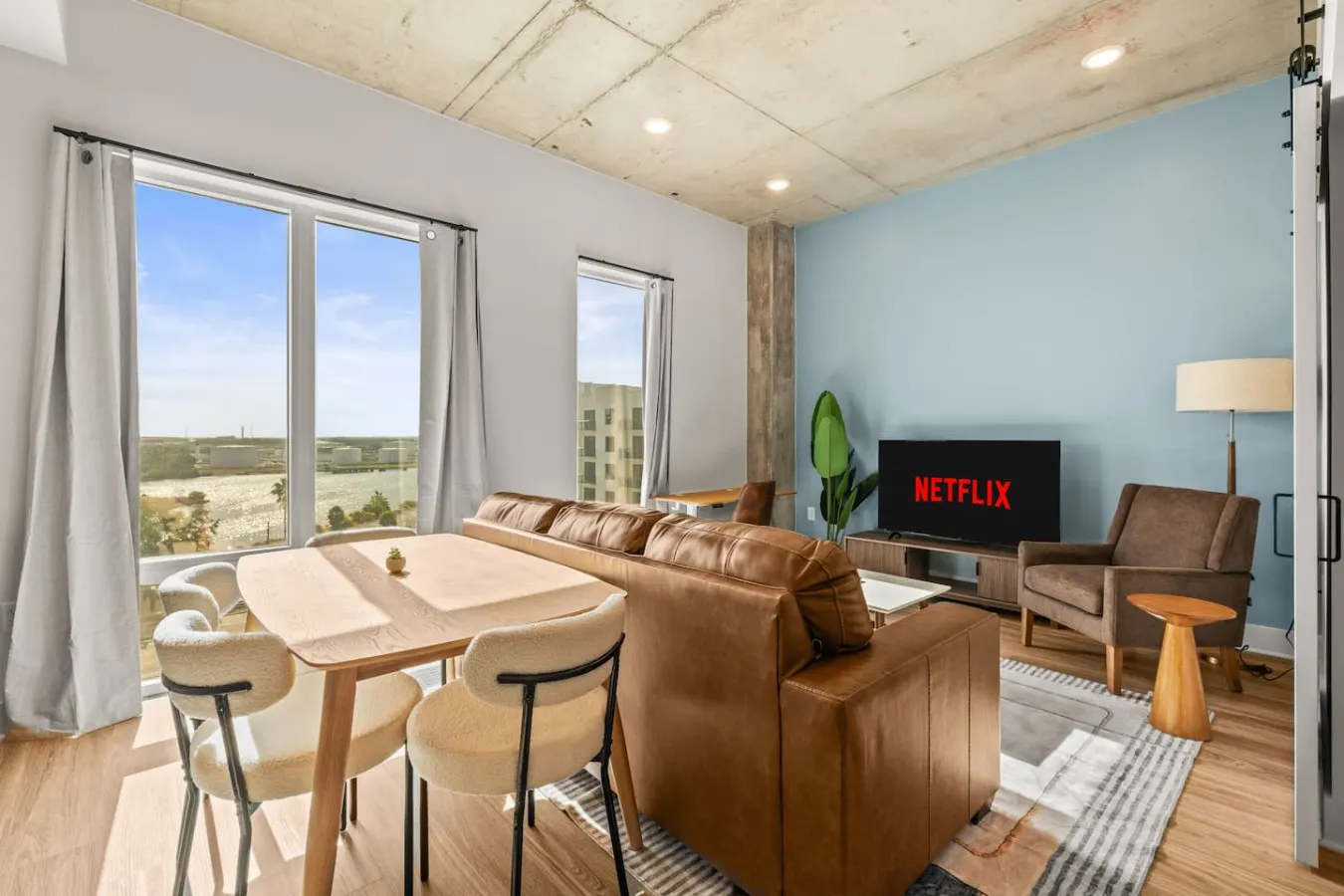 Cozy Channelside 1BR | Near DT | Free Pool & Gym