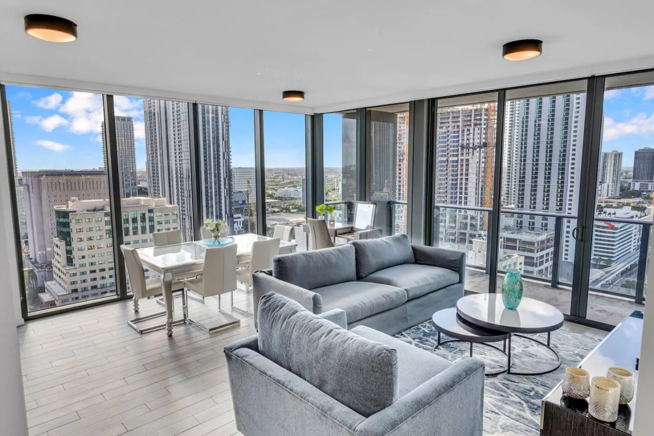 Stunning High Floor 3 Bedrooms Unit Downtown Miami