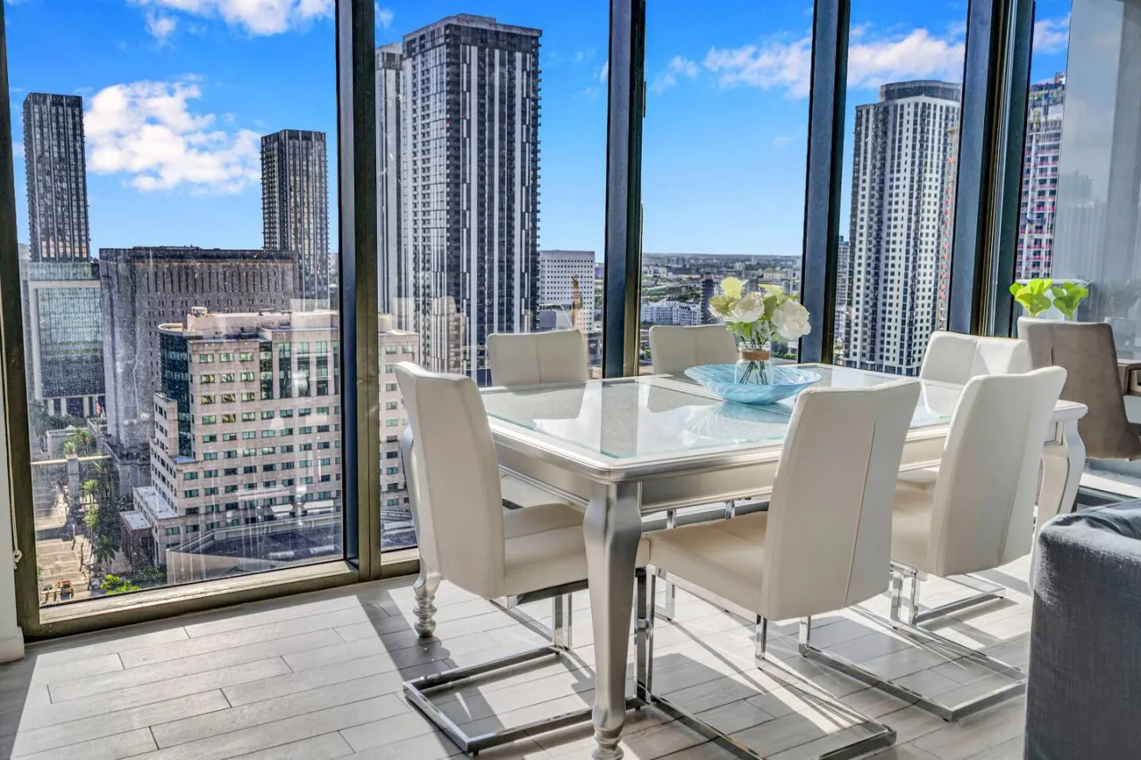 Stunning High Floor 3 Bedrooms Unit Downtown Miami 9