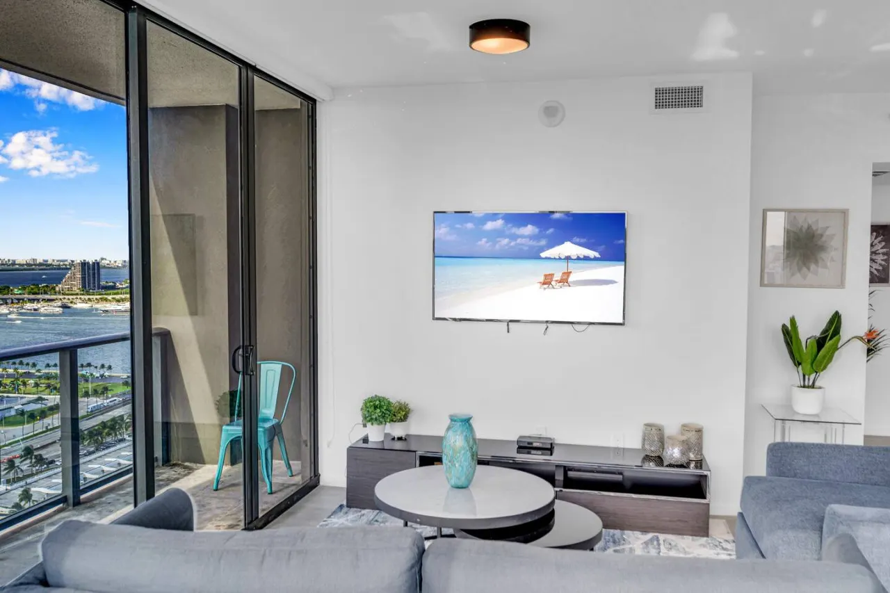 Stunning High Floor 3 Bedrooms Unit Downtown Miami 7