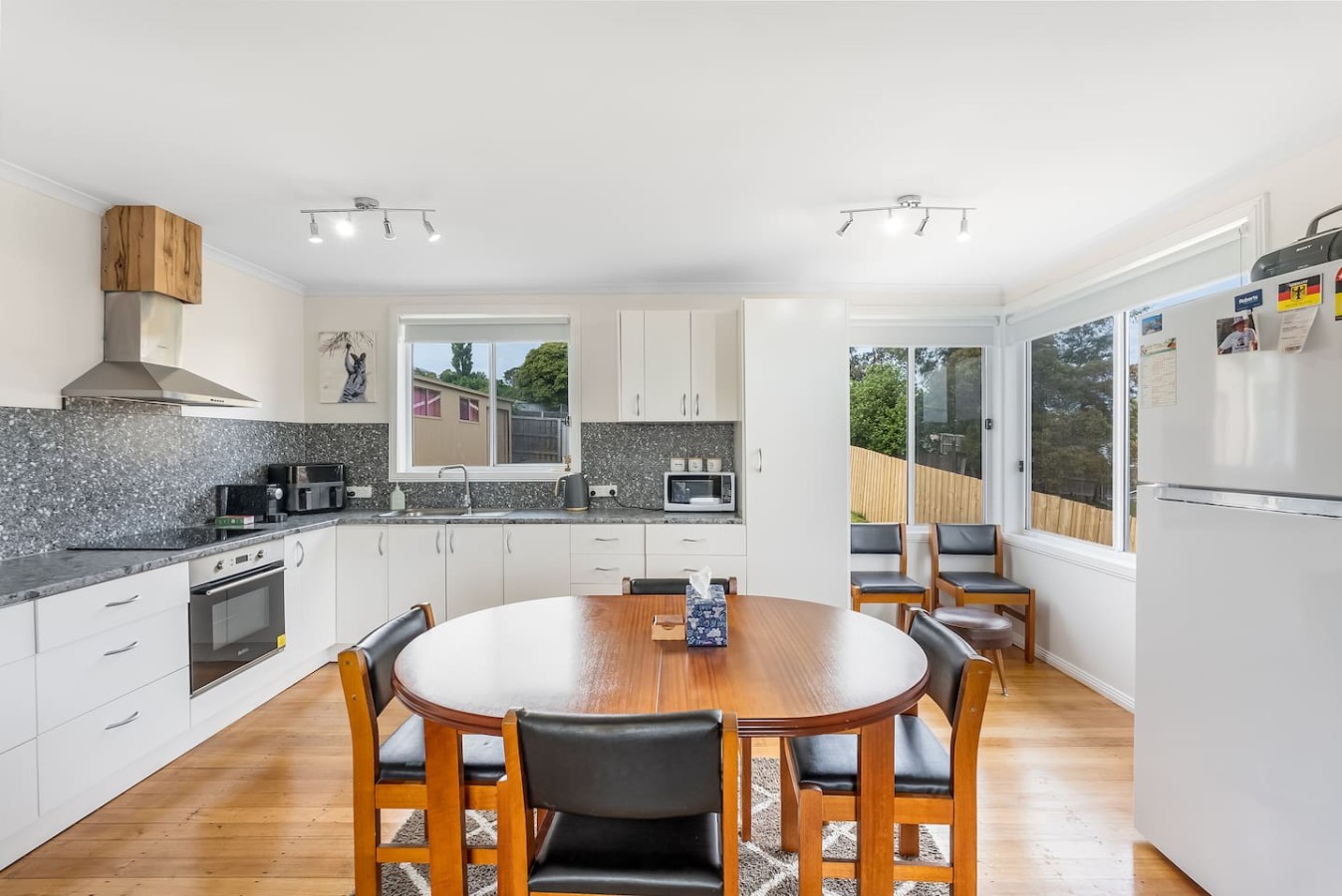 Modern Coastal Escape in Triabunna — photo 2