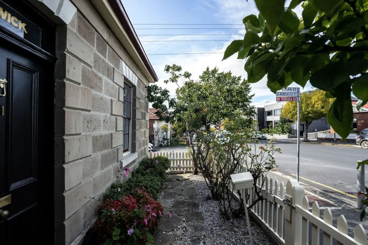 Berwick Cottage and Studio Historic Battery Point 12