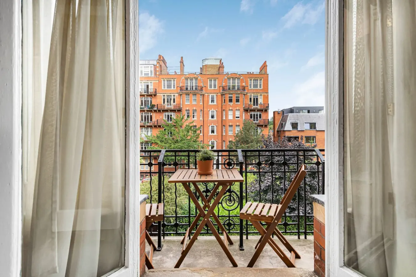 Holland Park 4-Bed Balcony, AC, Lift & Step Free 10