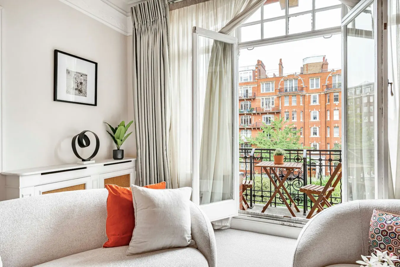 Holland Park 4-Bed Balcony, AC, Lift & Step Free 11