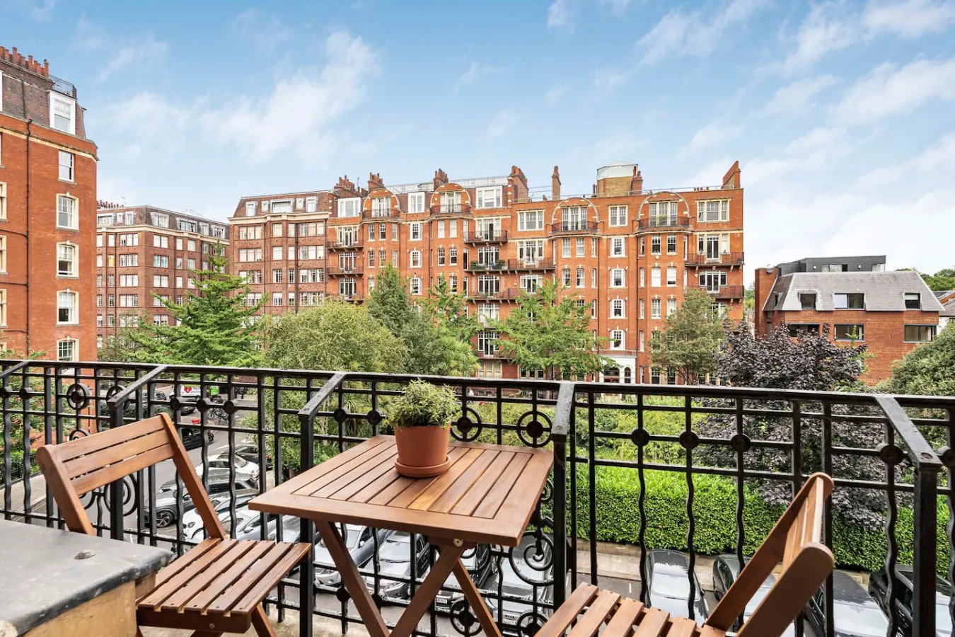Holland Park 4-Bed | Balcony, AC, Lift & Step Free — photo 4