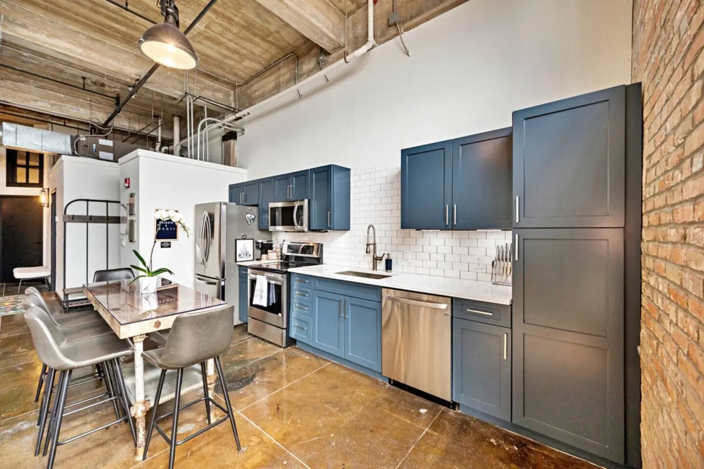 Modern Downtown Domicile - Walk To The Silos 11
