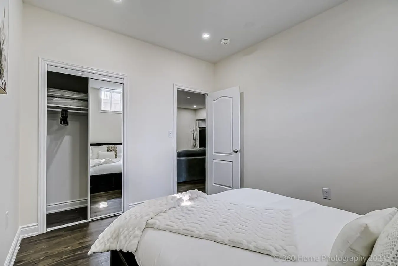 Spacious & Elegant 2BR Free Parking 17