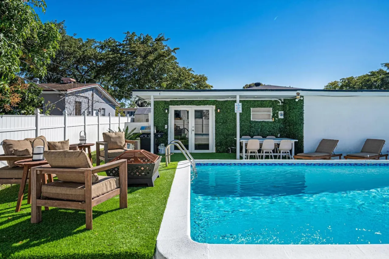XO Haus | 4BR 2BA for 8 | Pool, Fire Pit, PingPong, Outdoor Dine, King Bed & More | North Miami — foto 2