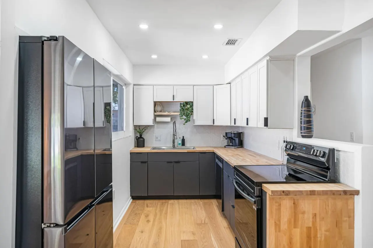XO Haus 4BR 2BA for 8 Pool, Fire Pit, PingPong, Outdoor Dine, King Bed & More North Miami 10