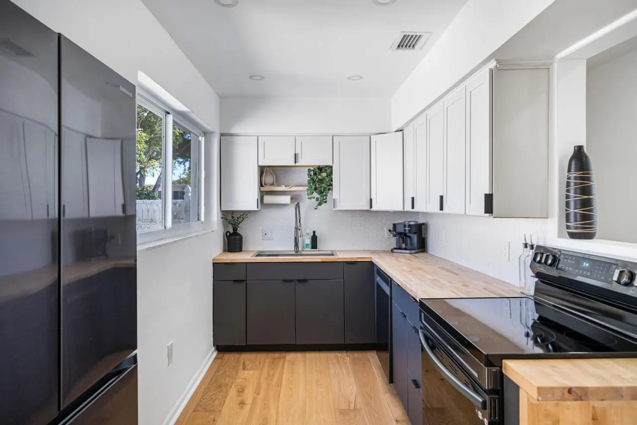 XO Haus 4BR 2BA for 8 Pool, Fire Pit, PingPong, Outdoor Dine, King Bed & More North Miami 11