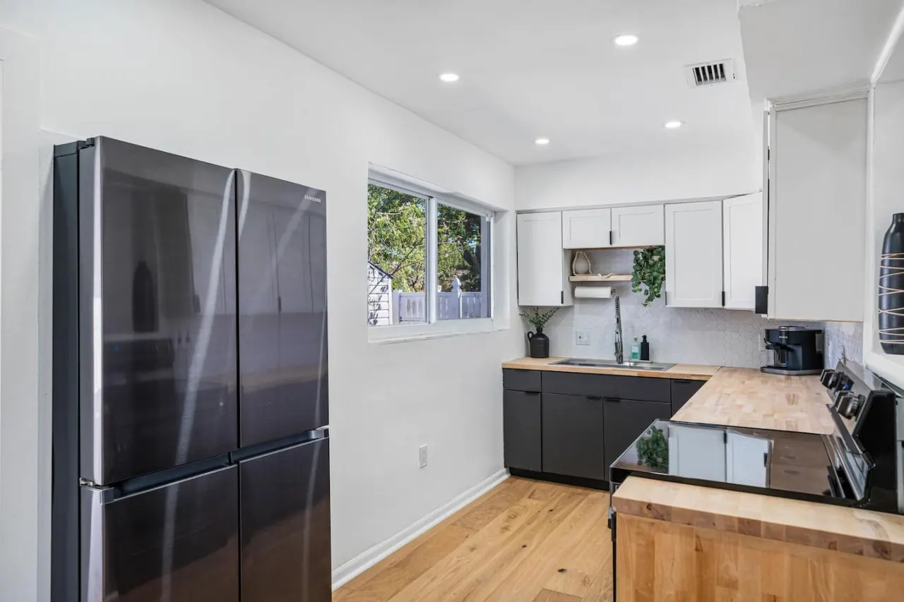 XO Haus 4BR 2BA for 8 Pool, Fire Pit, PingPong, Outdoor Dine, King Bed & More North Miami 12