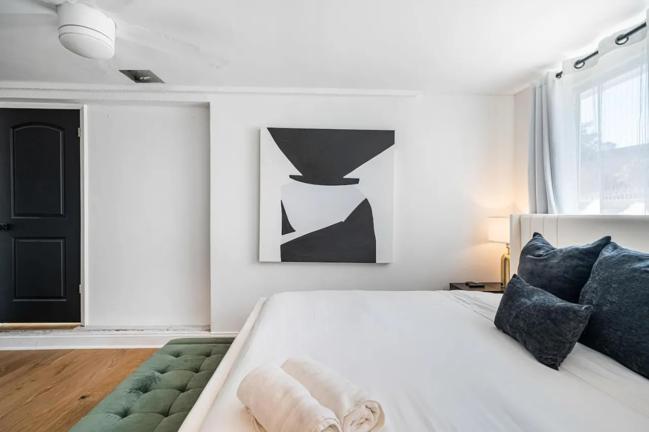 XO Haus 4BR 2BA for 8 Pool, Fire Pit, PingPong, Outdoor Dine, King Bed & More North Miami 15