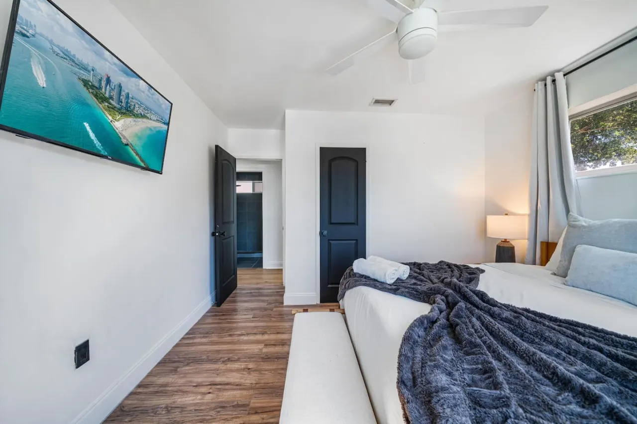 XO Haus 4BR 2BA for 8 Pool, Fire Pit, PingPong, Outdoor Dine, King Bed & More North Miami 17