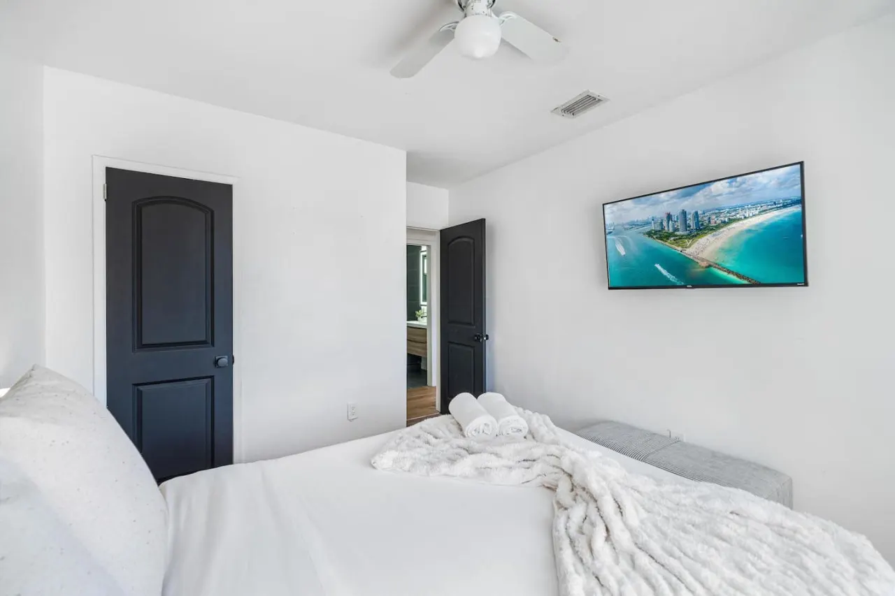 XO Haus 4BR 2BA for 8 Pool, Fire Pit, PingPong, Outdoor Dine, King Bed & More North Miami 20