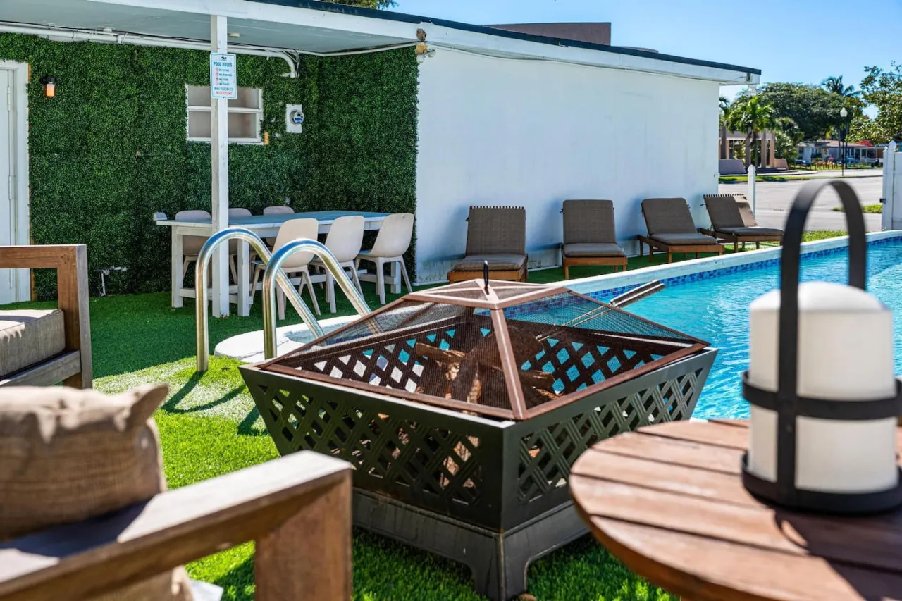 XO Haus | 4BR 2BA for 8 | Pool, Fire Pit, PingPong, Outdoor Dine, King Bed & More | North Miami — foto 3