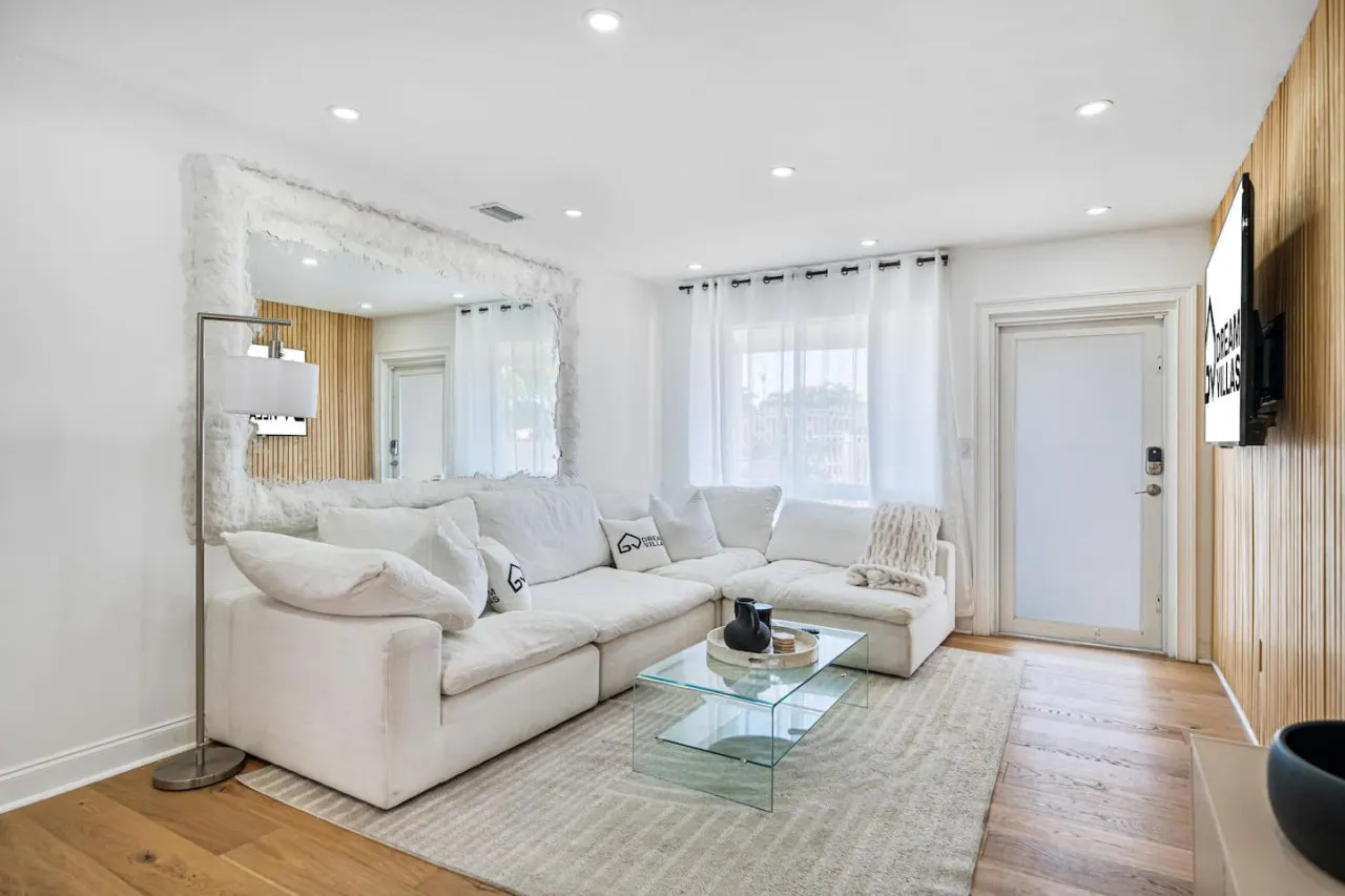 XO Haus | 4BR 2BA for 8 | Pool, Fire Pit, PingPong, Outdoor Dine, King Bed & More | North Miami — foto 4