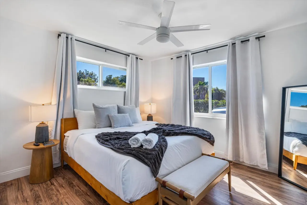XO Haus | 4BR 2BA for 8 | Pool, Fire Pit, PingPong, Outdoor Dine, King Bed & More | North Miami — foto 5