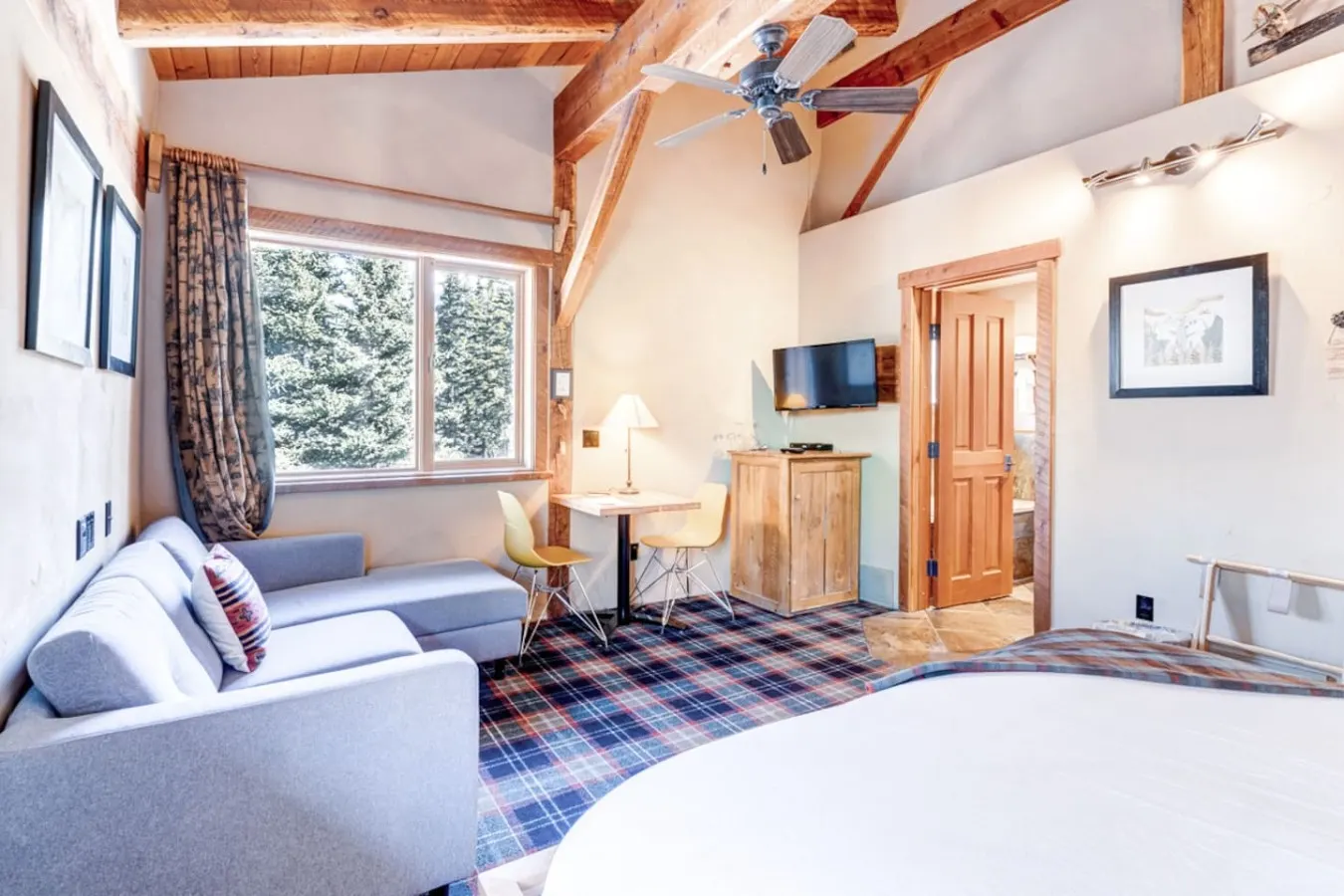 Heart of Canmore- Private Romantic Suite-2 Guests 4