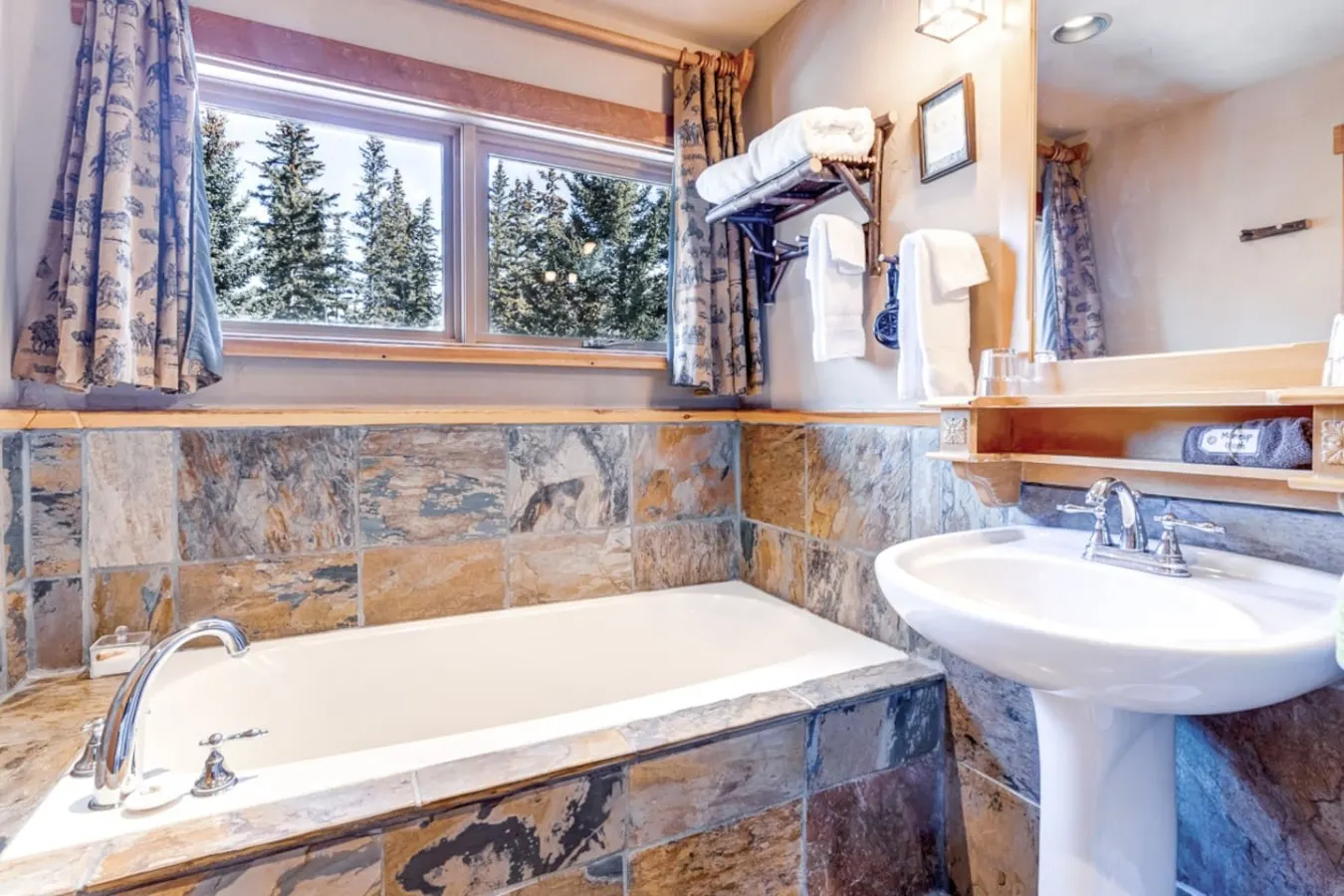 Heart of Canmore- Private Romantic Suite-2 Guests 5