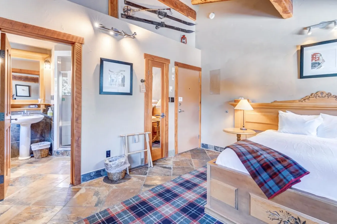 Heart of Canmore- Private Romantic Suite-2 Guests 6