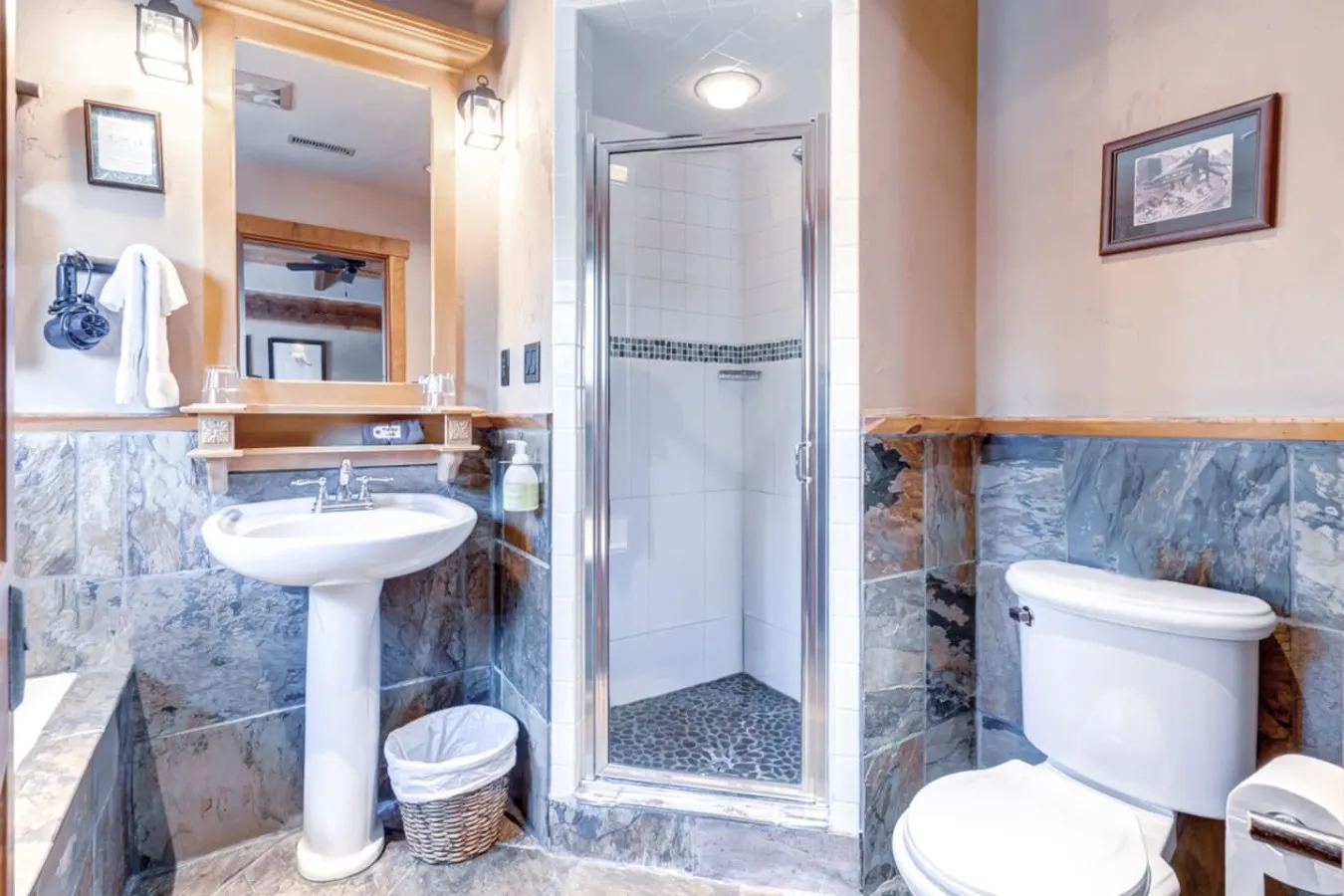 Heart of Canmore- Private Romantic Suite-2 Guests 7
