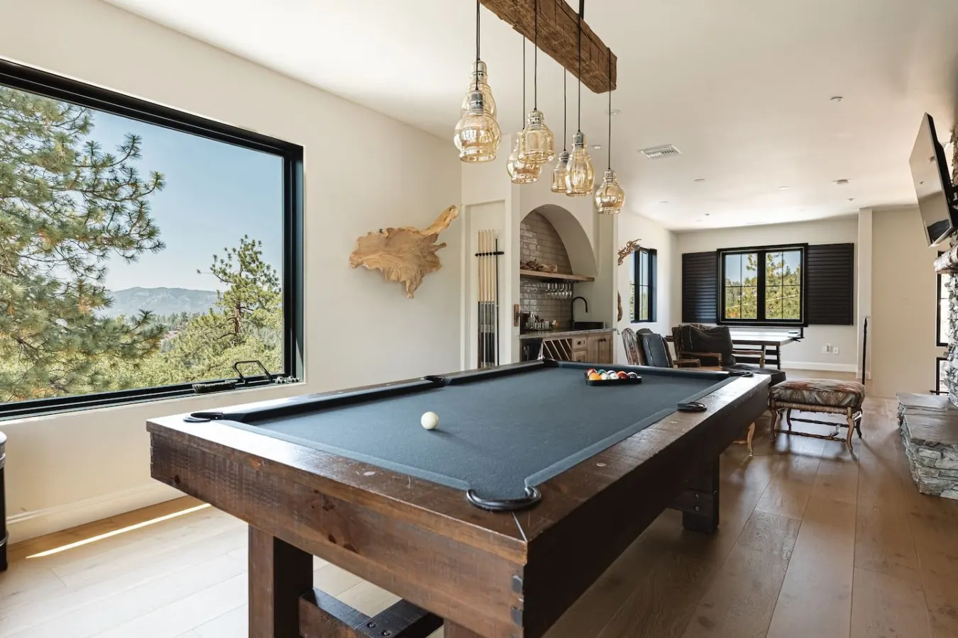 Custom Lux Cabin, Lake Views, Spa & Game Room 2