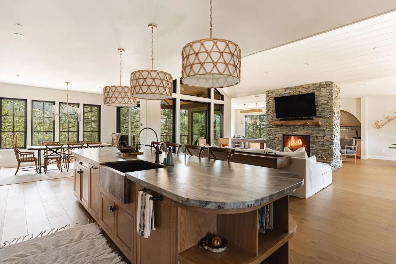 Custom Lux Cabin, Lake Views, Spa & Game Room 4