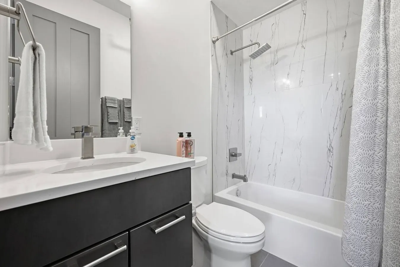 Luxury 4BR w Rooftop Deck on TQL Stadium & Wash Pk 14