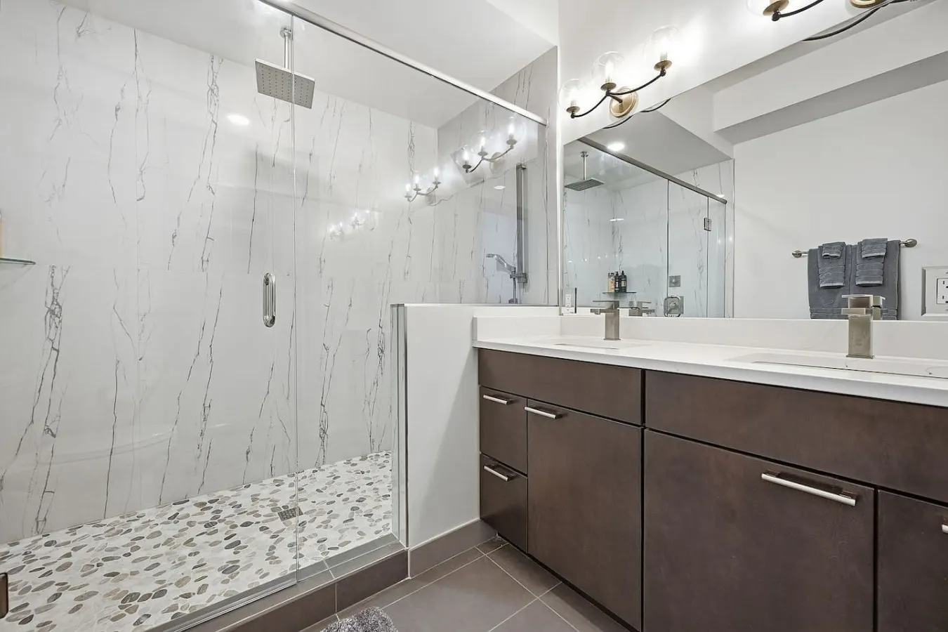 Luxury 4BR w Rooftop Deck on TQL Stadium & Wash Pk 18