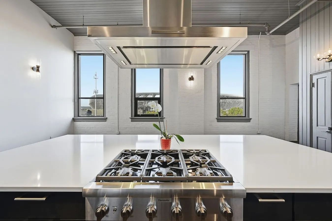 Luxury 4BR w Rooftop Deck on TQL Stadium & Wash Pk 4