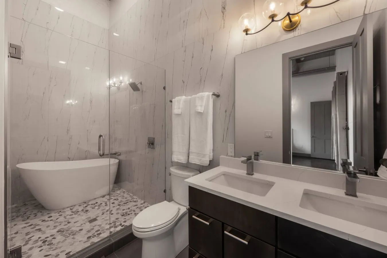 Luxury 4BR w Rooftop Deck on TQL Stadium & Wash Pk 5