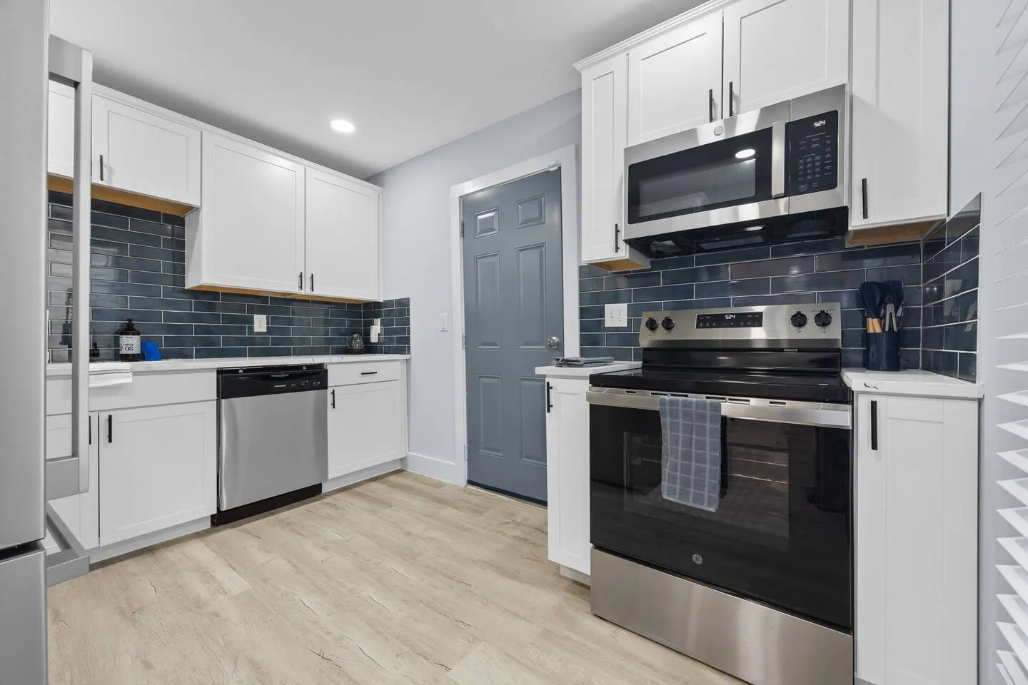 Spacious West End 6BR Duplex House 16