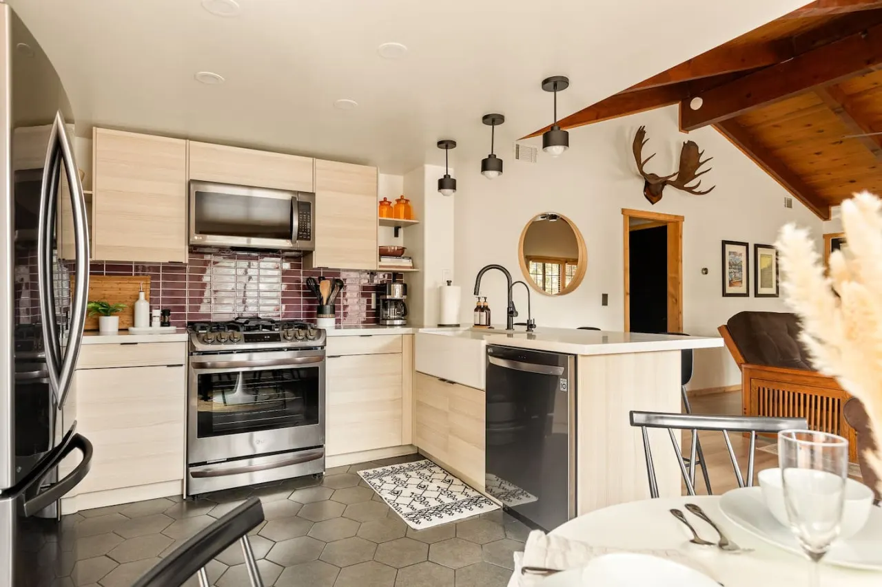Silver Linings + Hot Tub + Pet Friendly + EV + Moonridge 6